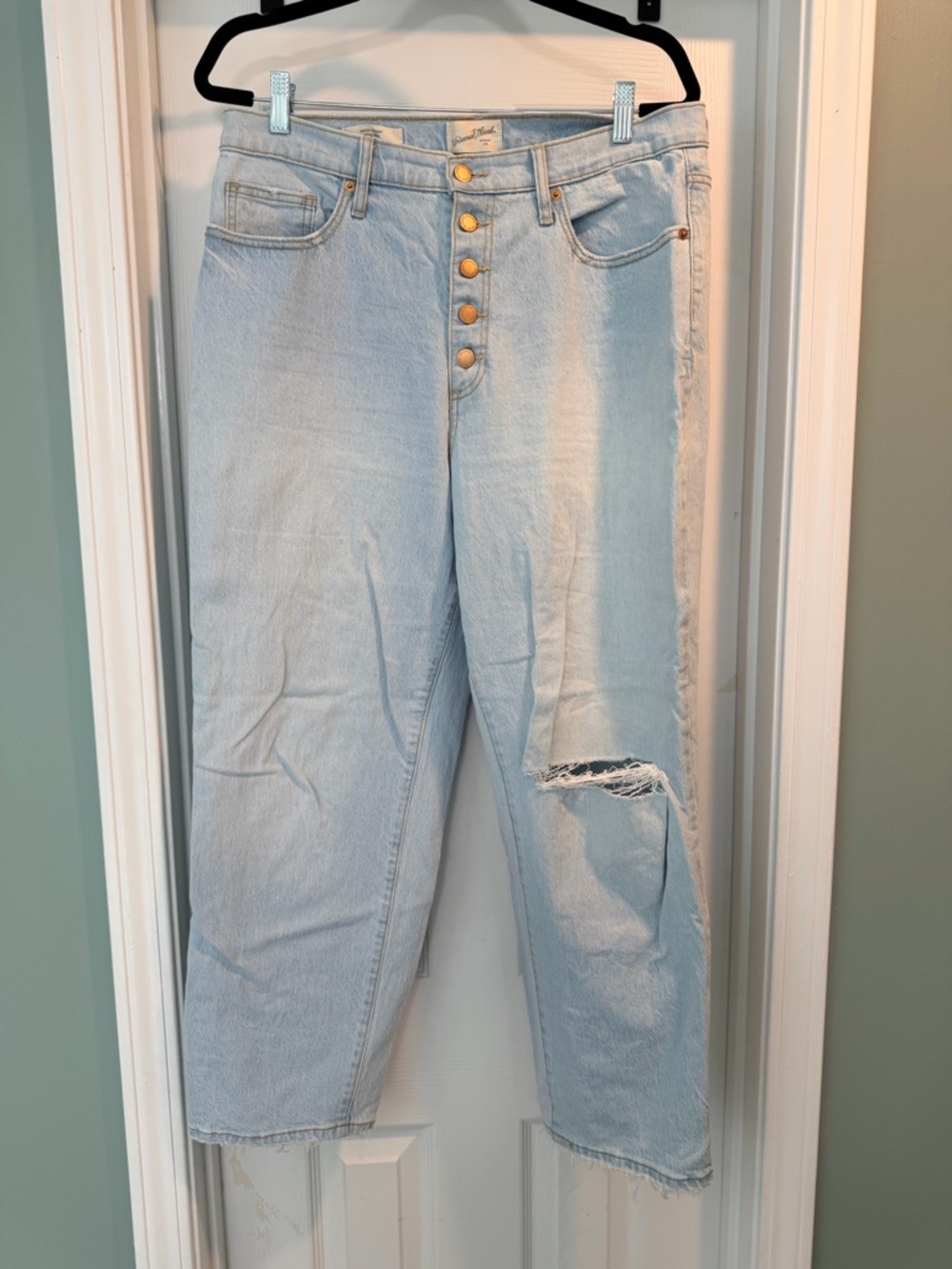 Universal Thread Light Blue Cropped Button-Fly Distressed Jeans